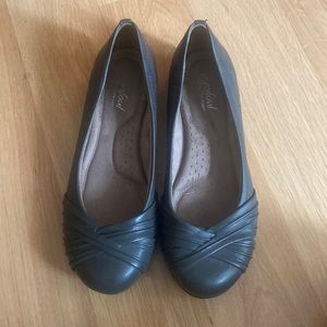 These are Natural Soul flats that are size 7.5.